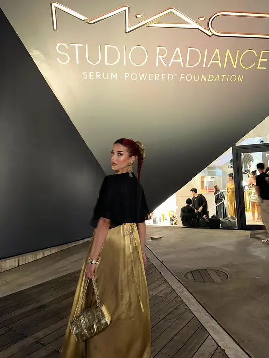 Tasya memadukan dressnya dengan outerwear lengan pendek warna hitam. [Instagram/tasyafarasya]