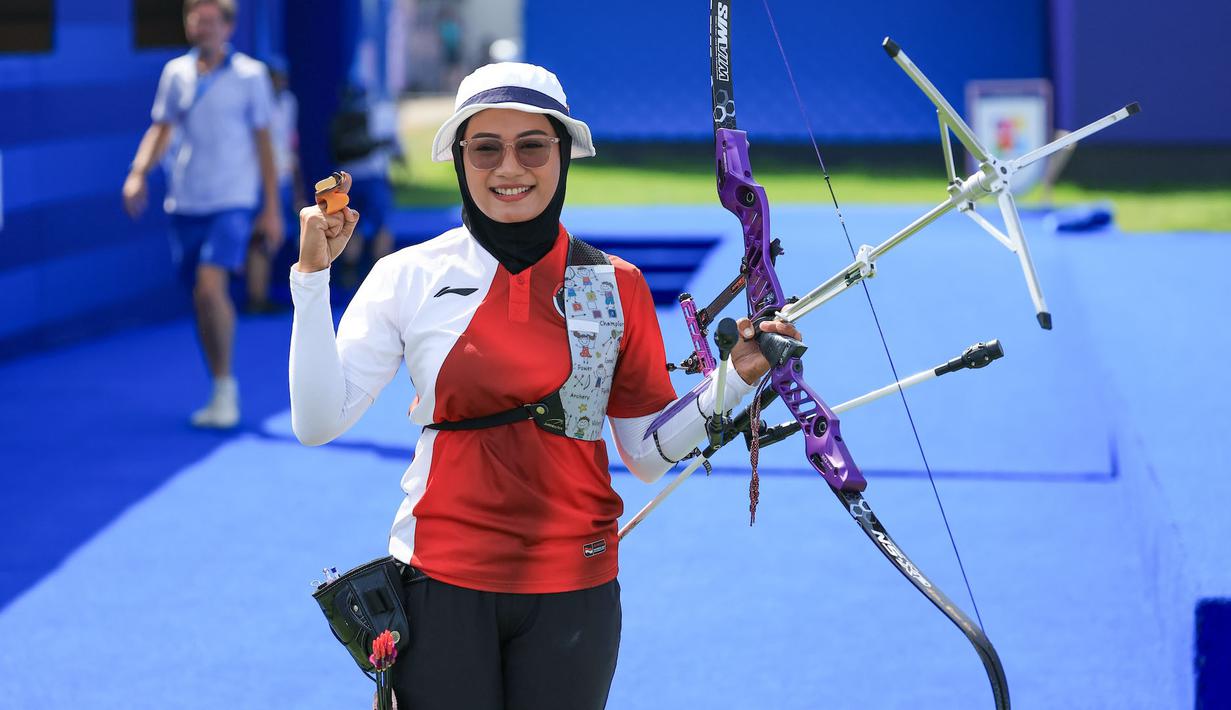 <p>Selebrasi Atlet panahan putri Indonesia, Diananda Choirunisa setelah mengalahkan wakil Amerika Serikat, Catalina Gnoriega pada babak 32 besar nomor individual putri Olimpiade Paris 2024 di Les Invalides Arena, Paris, Selasa (30/7/2024). Diananda Choirunisa menang 6-5. (Dok. NOC Indonesia/Naif Muhammad Al'as)</p>