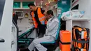 Seorang aktivis kemanusiaan Global Sumud Flotilla (GSF) menerima bantuan medis di dalam ambulans setibanya di Bandara Istanbul, Turki, Kamis 21 Mei 2026. (AP Photo/Emrah Gurel)