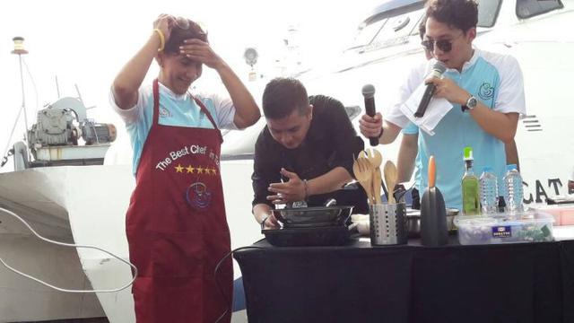 Menteri Kelautan dan Perikanan Susi Pudjiastuti unjuk kebolehan memasak di hadapan nelayan Muara Angke, Jakarta Utara. (Septian Deny/Liputan6.com)