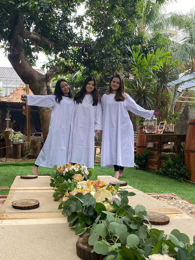 Bantah Pindah Keyakinan, Ini 7 Momen Haru Marsha Aruan saat Dibaptis