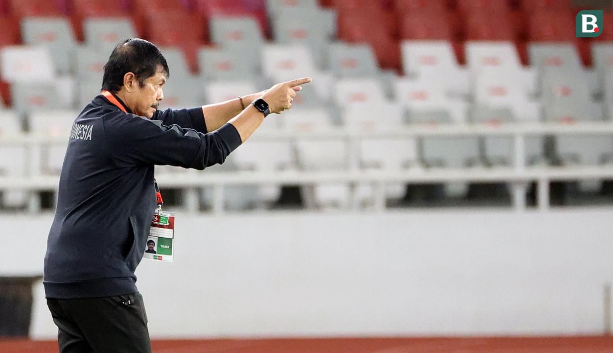 Pelatih Timnas Indonesia U-22, Indra Sjafri, memberikan instruksi kepada para pemain dari pinggir lapangan dalam pertandingan uji coba timnas Indonesia U-22 melawan Lebanon yang berlangsung di Stadion Utama Gelora Bung Karno (SUGBK), Jakarta, Jumat (14/4/2023). (Bola.com/Abdul Aziz)