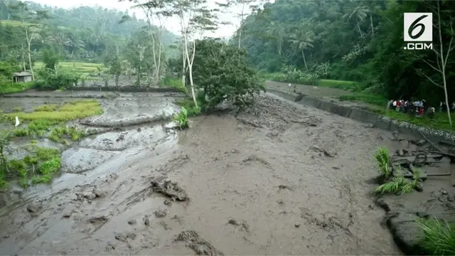 VIDEO: Lahar Dingin Gunung Agung Sapu Sawah Warga
