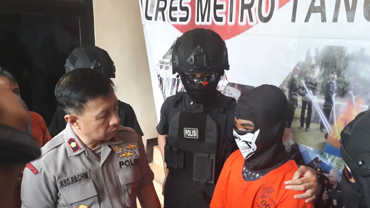 Pelaku jambret yang masih berusia 14 tahun, diamankan oleh Polsek Tangerang, sesaat setelah melakukan aksinya. Pelaku ternyata masih duduk di bangku kelas 3 SMP.