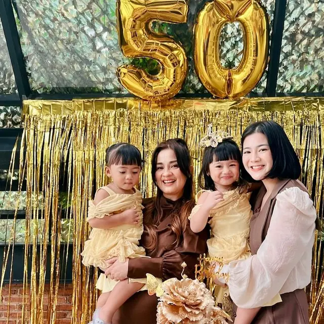 6 Potret Terbaru Novita Ibu Felicya Angelista Awet Muda di Usia 50 Tahun