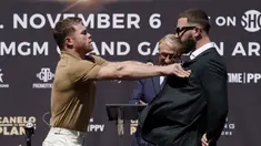 Juara kelas menengah super WBC/WBO/WBA terpadu Canelo Alvarez (kiri) mendorong Juara Kelas Menengah Super IBF yang tak terkalahkan Caleb Plant saat konferensi pers di Beverly Hills, California, 21 September 2021. Pertarungan keduanya dijadwalkan pada 6 November 2021. (AP Photo/Mark J. Terrill)