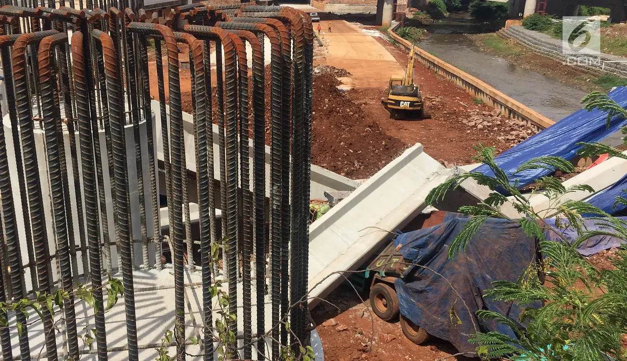Sebuah truk proyek ditutup terpal biru akibat girder proyek pembangunan Jalan Tol Depok-Antasar di Jalan TB Simatupang, Jakarta ambruk, Selasa (2/1). Ambruknya girder tersebut terjadi sekitar pukul 10.20 WIB. (Liputan6.com/Immanuel Antonius)