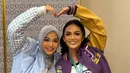 Sementara itu, Krisdayanti mengenakan jaket varsity warna ungu dengan lengan warna kuning. Jaket tersebut memiliki aksen patch.  [@krisdayantilemos]