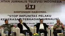 Kapuspen TNI Mayor Jendral TNI, Wuryanto, Ketua KPI Yuliandre, Ketua Dewan Pers Yoseph Adi Prastyo, Sahlisospol Kapolri Irjen Pol Iza Fadri (ki-ka) menjadi pembicara Kongres V Ikatan Jurnalis Televisi Indonesia, Jakarta (20/1). (Liputan6.com/Johan Tallo)