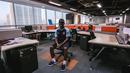 <p>Legenda Manchester City, Shaun Wright-Phillips memberikan pose duduk di ruang kerja saat mengunjungi SCTV Tower, Senayan, Jakarta, Kamis (28/09/2023). (Bola.com/Bagaskara Lazuardi)</p>