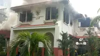 Asap kebakaran dari lantai dua bangunan Wisma Indonesia di KBRI Bangkok. (AP)