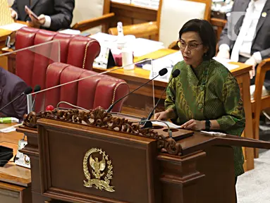 Menteri Keuangan Sri Mulyani (kanan) menyampaikan laporannya saat Rapat Paripurna ke-23 DPR RI di Kompleks Parlemen, Senayan, Jakarta, Selasa (24/5/2022). Agenda rapat paripurna membahas pembicaraan tingkat II/pengambilan keputusan terhadap RUU tentang perubahan kedua atas undang-undang nomor 12 tahun 2011 tentang pembentukan peraturan perundang-undangan. (Liputan6.com/Angga Yuniar)