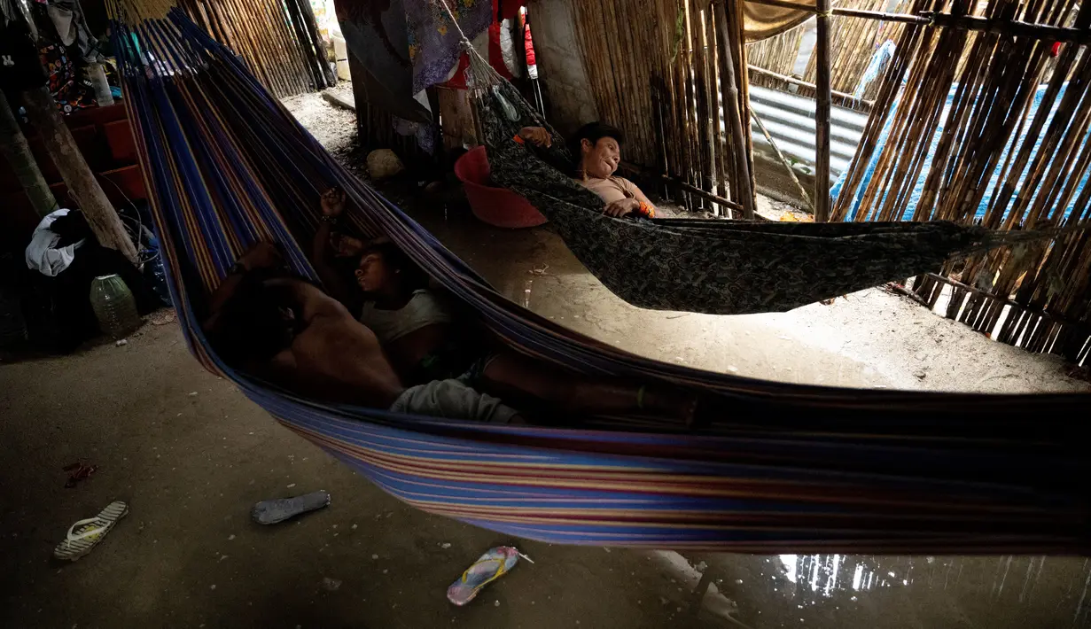 Suku Gunas di Gardi Sugdub adalah komunitas pertama dari 63 komunitas di sepanjang pantai Karibia dan Pasifik Panama yang direlokasi karena naiknya permukaan air laut. (MARTIN BERNETTI / AFP)