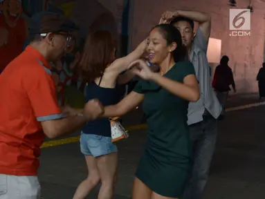 i Salsa menari di terowongan Kendal, Jakarta, Jumat (28/6/2019). Aksi komunitas salsa ini dilakukan untuk menghibur para pejalan kaki yang melintas di terowongan dekat Stasiun Sudirman tersebut. (Merdeka.com/Imam Buhori)