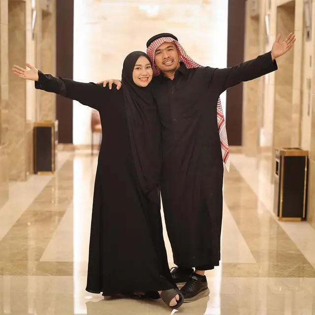 Putra Siregar dan istri. (Foto: Dok. Instagram @putrasiregarr17)