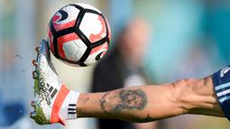 Striker Argentina, Angel Di Maria, mengontrol bola saat sesi latihan Timnas Argentina di Ezeiza, Buenos Aires, Argentina, (24/5/2016), sebagai persiapan jelang Copa America 2016. (AFP/Eitan Abramovich)