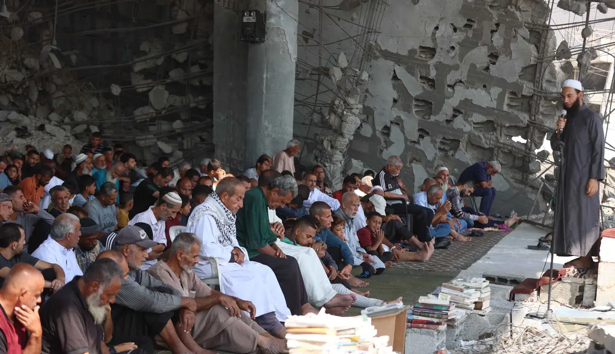 Pada 17 Oktober 2025, ratusan orang berkumpul di reruntuhan Masjid Albaani, Khan Yunis, Jalur Gaza Selatan, untuk melaksanakan salat Jumat. (Omar AL-QATTAA/AFP)