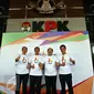 Wakil Ketua KPK Alexander Marwata, Dirjen Bea Cukai Heru Pambudi, Ketua Ombudsman RI Amzulian Rifai dan Dikyanmas KPK, Sujanarko berpose di logo PROFIT (Profesional berintegritas) di Gedung baru KPK, Jakarta, Senin (17/10). (Liputan6.com/Johan Tallo)