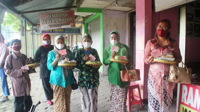 Warga Kirimkan Jajanan Tradisional