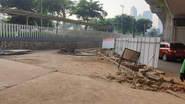 Trotoar di Jalan Prof Dr Satrio, Kuningan, Jakarta Selatan, mengarah ke Kota Kasablanka, Senin (25/11/2019). (Liputan6.com/ Nanda Perdana Putra)