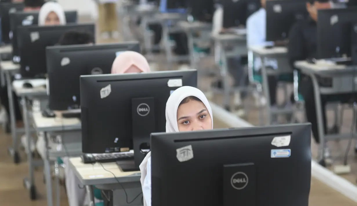Setiap harinya UTBK-SNBT 2025 diadakan dalam dua sesi, yaitu sesi pagi dan sesi siang. (merdeka.com/Arie Basuki)