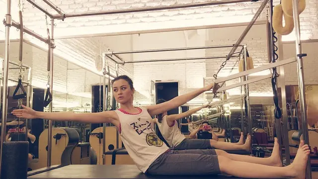 Potret 6 Seleb Wanita saat Pilates, Gayanya Curi Perhatian