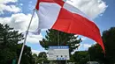 Bendera peringatan tsunami berwarna merah dan putih berkibar di pintu masuk Inage Seaside Park, sepanjang Teluk Tokyo di Kota Chiba, prefektur Chiba pada 30 Juli 2025. (Philip FONG/AFP)