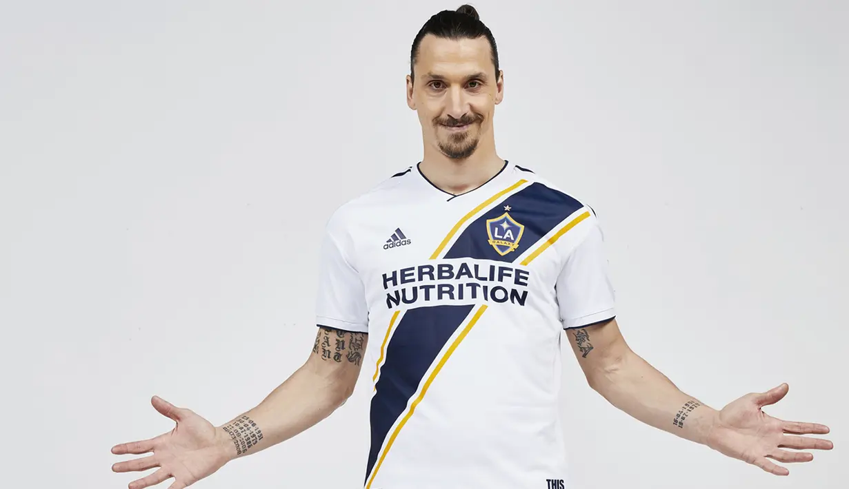 Zlatan Ibrahimovic berpose dalam seragam klub barunya saat pemotretan pada 23 Maret 2018. Ibrahimovic mengikuti jejak pemain dunia seperti David Bechkam, Steven Gerrard, Frank Lampard, Ricardo Kaka dan Andrea Pirlo. (Jon Shard/LA Galaxy via AP)