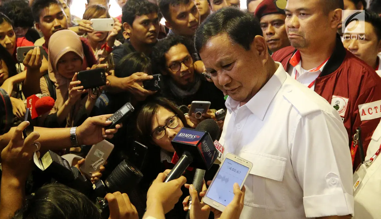 Ketum Gerindra Prabowo Subianto menjawab pertanyaan wartawan sebelum Rakernas Bidang Hukum dan Advokasi di Hotel Sultan, Jakarta, Kamis (5/4). Pertemuan tersebut rencananya membahas strategi pencalonan Prabowo pada Pilpres 2019. (Liputan6.com/Johan Tallo)
