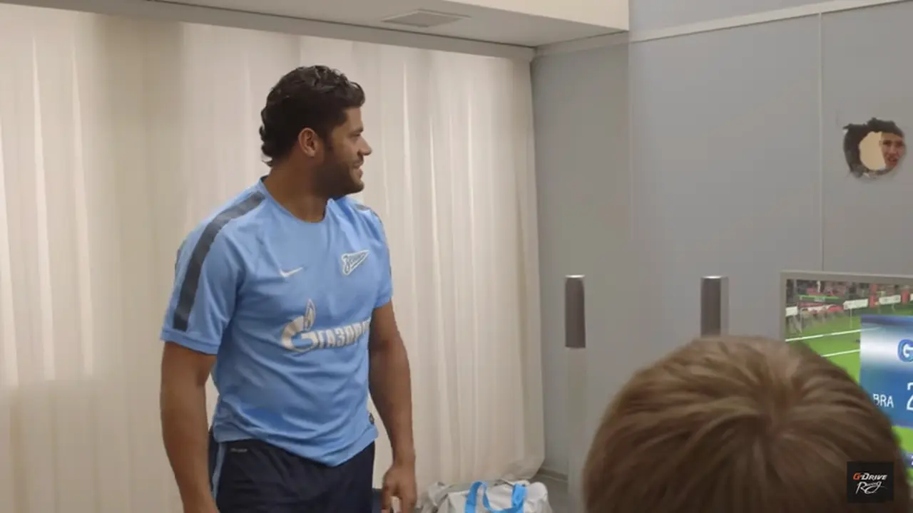 Hulk usai melemper stick video games ke arah dinding (101 Great Goals)