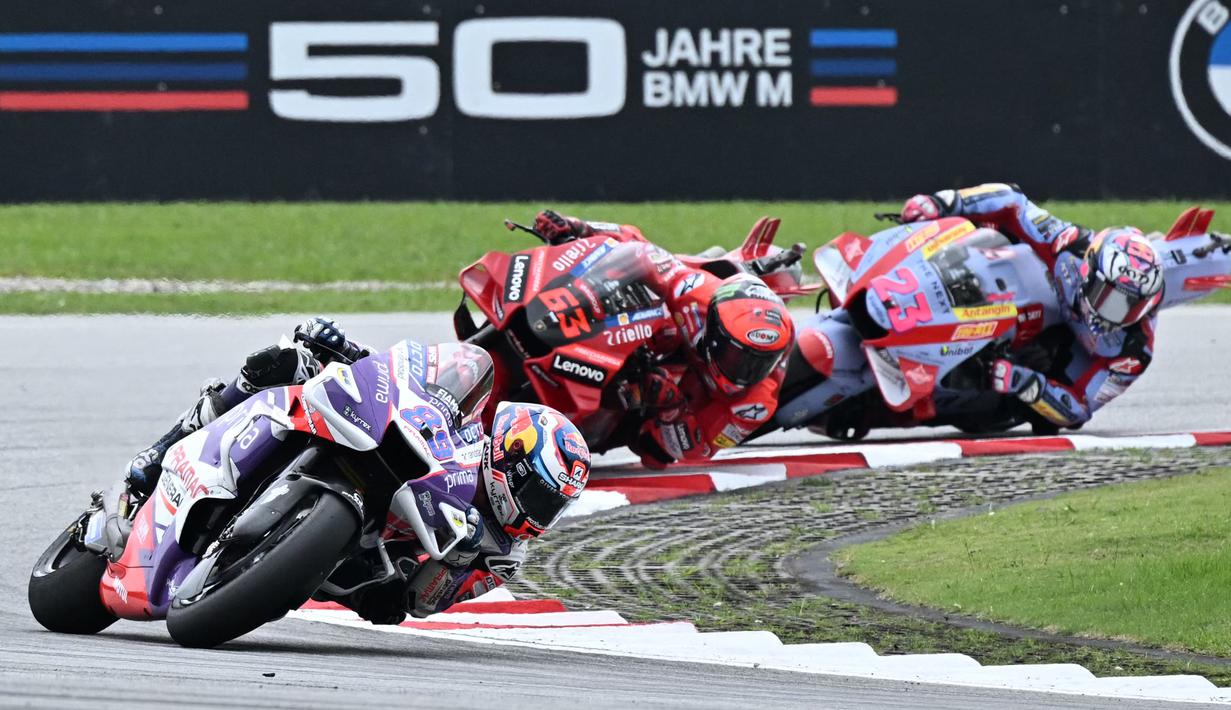 Jorge Martin (depan) sebagai pembalap yang menempati pole position hanya mampu mempertahankan posisi terdepan hingga lap ketujuh. Ia harus terjatuh akibat kehilangan kendali di tikungan kedua hingga tak mampu melanjutkan lomba. (AFP/Mohd Rasfan)