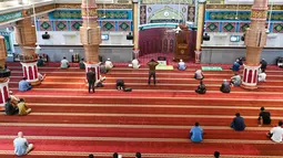 Umat Islam memanfaatkan waktu untuk memperbanyak ibadah dengan membaca dan mengkhatamkan Al-Quran untuk meningkatkan amal ibadah pada bulan Ramadhan. (AFP/CHAIDEER MAHYUDDIN)
