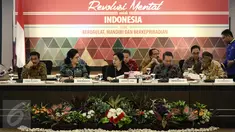 Menko PMK Puan Maharani berbincang dengan Menkes Nila F Moeloek sebelum rapat koordinasi bersama tingkat menteri di Kementerian PMK, Jakarta, Jumat (2/9). Rapat koordinasi tersebut terkait antisipasi banjir dan tanah longsor. (Liputan6.com/Faizal Fanani)
