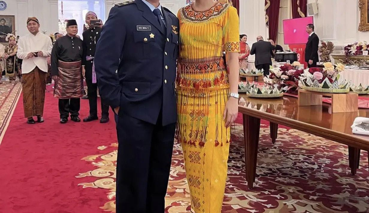 Puteri Indonesia Favorit Kepulauan Sulawesi 2022, Dini Nurfitri juga mengenakan pakaian adat Baine Toraja yang lengkap dengan ikat kepalanya. [Instagram/@diniwdjaja]