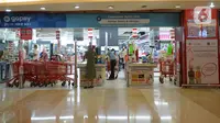 Sejumlah pembeli antre untuk membayar di kasir pusat perbelanjaan Kuningan, Jakarta, Selasa (2/3/2021). Pada Februari 2021, Badan Pusat Statistik (BPS) mencatat laju inflasi sebesar 0,1 persen. Inflasi tersebut turun dari Januari 2021 yang mencapai 0,26 persen. (merdeka.com/Imam Buhori)