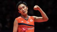 Tunggal putra Jepang, Kento Momota, saat melawan tunggal Indonesia, Anthony Ginting, pada BWF World Tour 2019 di Tianhe Gymnasium, Guangzhou, Minggu (15/12). Ginting kalah 21-17, 17-21 dan 14-21 dari Momota. (AFP/STR)