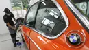 Teknisi memoles mobil di sela-sela pembukaan BMW Ultima, di Tangerang Selatan, Rabu (16/03/2022). BMW Ultima tidak hanya melayani khusus untuk kendaraan BMW dan MINI, namun juga dapat menangani kendaraan premium. (Liputan6.com/Fery Pradolo)  