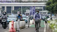 Pesepeda melintasi jalur khusus sepeda yang diberikan pembatas jalur permanen di kawasan Sudirman, Jakarta, Kamis (17/6/2021). Kapolri Jenderal Listyo Sigit Prabowo akan membongkar jalur sepeda di Jalan Sudirman-Thamrin dan mempelajari jalur khusus sepeda di negara lain. (Liputan6.com/Faizal Fanani)