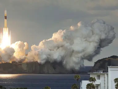 Jepang meluncurkan satelit militer pertamanya melalui Roket H-IIA di Pulau Tanegashima, Jepang (24/1). Roket H-IIA tersebut membawa satelit militer Jepang. (AP PHOTO/ Yu Nakajima)