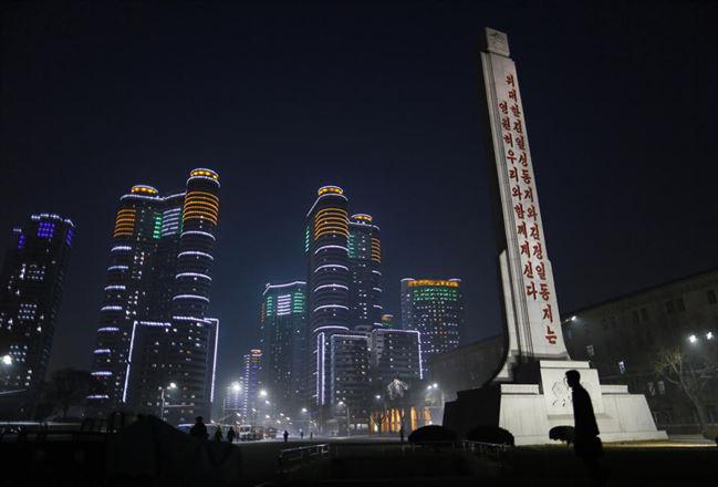 Remang-remangnya perkotaan Pyongyang | Photo copyright AP/Vincent Yu