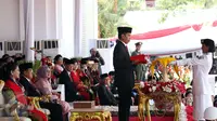 Presiden Joko Widodo menyerahkan Sang Saka Merah Putih kepada petugas pembawa baki Paskibraka Nilam Sukma Pawening saat upacara Peringatan Hari Kemerdekaan ke-71 RI di Istana Merdeka, Jakarta, Rabu (17/8). (Liputan6.com/Faizal Fanani)