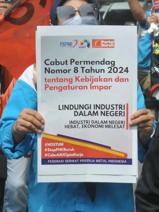 Para buruh juga menuntut perusahaan menyetop PHK buruh tekstil. (merdeka.com/Imam Buhori)