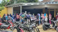 Puluhan warga berkerumun pada pengambilan Bansos dari Kemensos di RW7, Kelurahan Bedahan, Sawangan, Kota Depok. (Foto: Liputan6.com/Dicky Agung Prihanto).