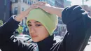 Penutup kepala berbentuk beanie Ayudia terlihat sporty saat dipasangnkan dengan jaj(Foto: Instagram @ayudiac)