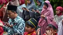 Sejumlah pelajar dan guru dari pondok pesantren Muhammadiyah mengikuti salat Istisqa untuk memohon turunnya hujan di tengah kekeringan berkepanjangan akibat fenomena El Niño di Surabaya, Jawa Timur, Kamis (22/10/2026). (JUNI KRISWANTO/AFP)