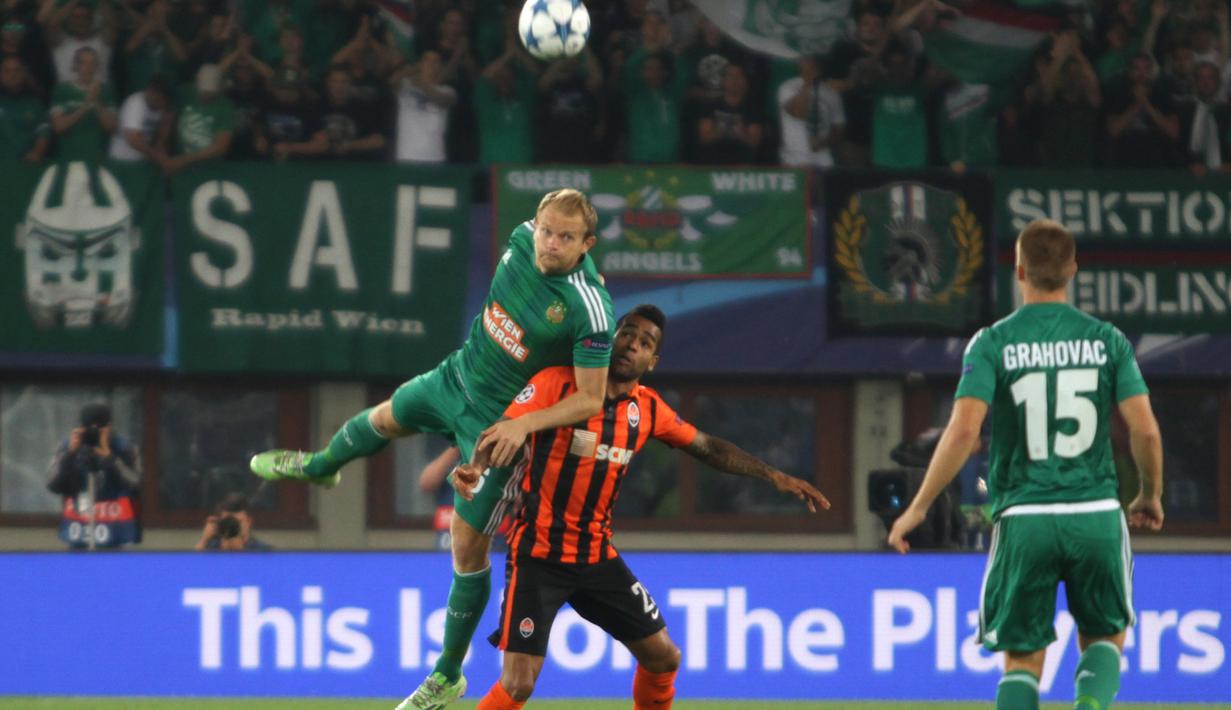 AMANKAN DAERAH: Pemain bertahan Rapid Vienna, Mario Sonnleitner menggagalkan umpan lambung ke arah gelandang Shakhtar Donetsk, Alex Teixeira. (Bola.com/Reza Khomaini)