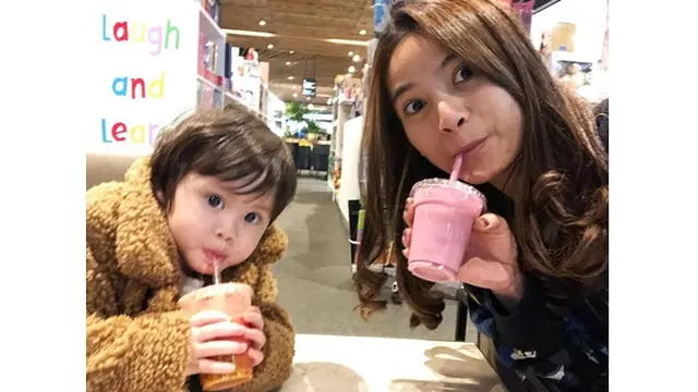 Jarang Tersorot, Ini 7 Potret Kompaknya Acha Septriasa dan Putrinya