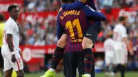 Penyerang Barcelona Lionel Messi memeluk rekan setimnya Ousmane Dembele usai mencetak gol ke gawang Sevilla pada laga La Liga di Stadion Ramon Sanchez Pizjuan, Sevilla, Sabtu (23/2). Barcelona menang 4-2. (AP Photo/Miguel Morenatti)