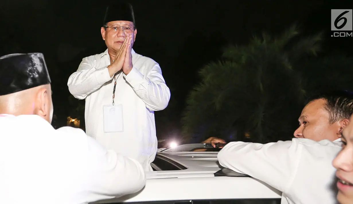 Calon Presiden Prabowo Subianto menyapa pendukungnya di sepanjang jalan Imam Bonjol usai pengambilan nomor urut di Gedung KPU Jakarta, Jumat (21/9). Prabowo yang berpasangan dengan Sandiaga Uno mendapat nomor urut 2. (Liputan6.com/Fery Pradolo)