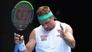 Petenis AS, Tennys Sandgren, tampak kecewa usai dikalahkan petenis Swiss, Roger Federer, pada perempat final Australia Open 2020 di Melbourne, Selasa (28/1). Federer menang 6-3, 2-6, 2-6, 7-6 (10-8), 6-3 atas Sandgren. (AFP/William West)